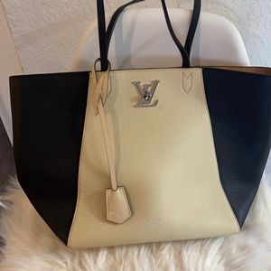 AUTHENTIC  LV 👝 Lockme 👝 Cabas